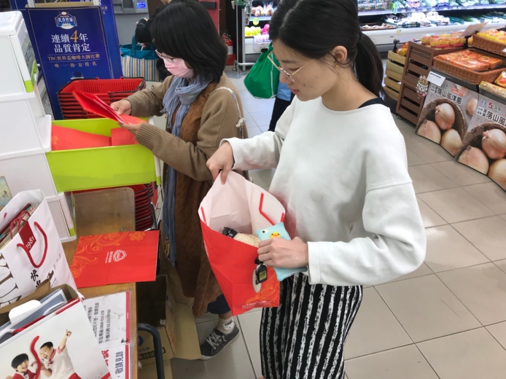 根據資料統計，自設置年度起，各大超級市場已減少約60萬個以上的購物用塑膠袋使用量。(圖片來源:花蓮縣政府)